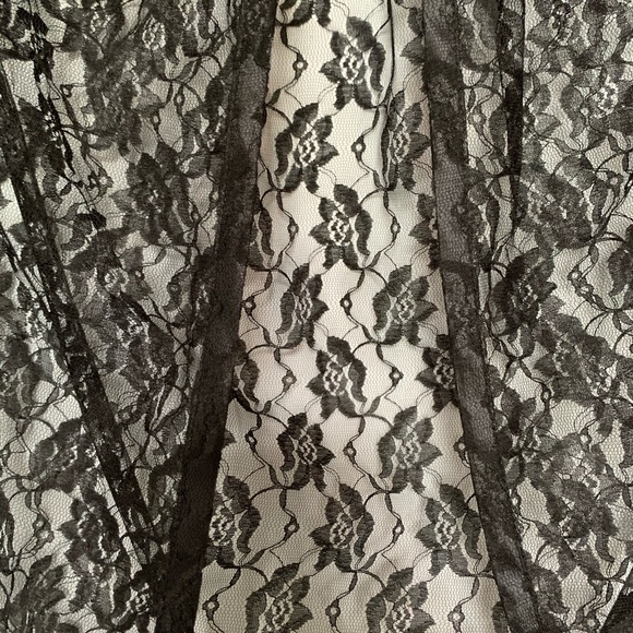 Black Lace Cape - Picture 8 of 11